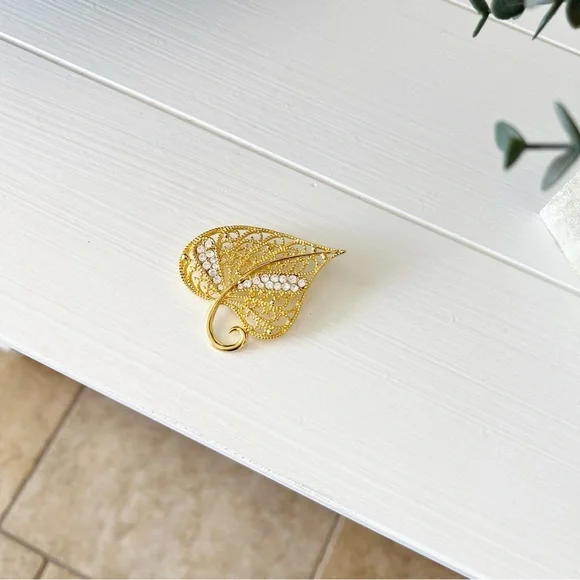 Vintage Gold Rhinestone Filagree Pin Brooch - Picture 5 of 14